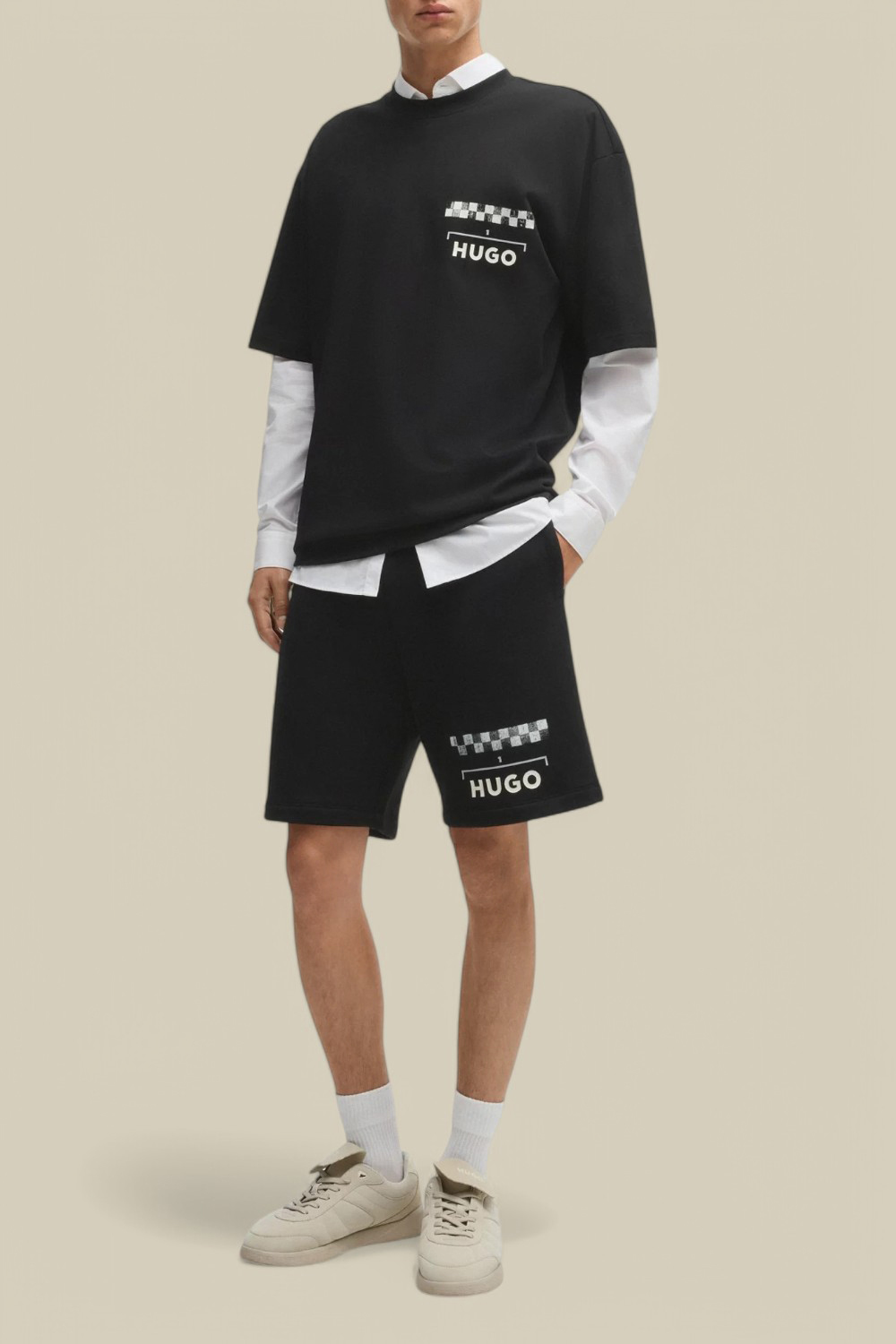 תמונת כל הלוק של חולצת טי